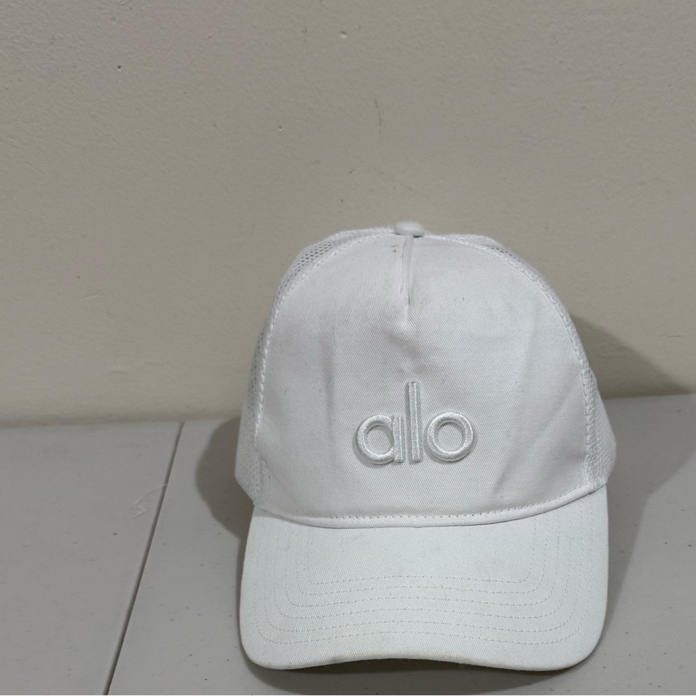 ALO Yoga White Cap - Picture 3 of 9